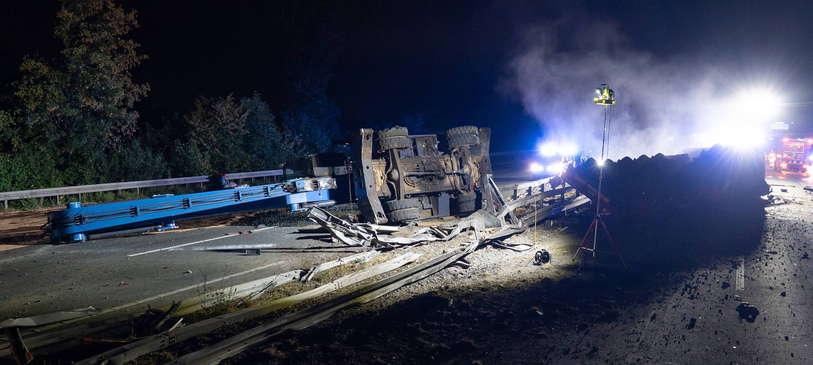 Der Schwerlasttransport hatte einen Kran geladen, der auf die Fahrbahn in Richtung Dortmund gekippt ist.