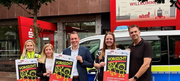 Vertreter der Polizei Dortmund (PHKin Renate Wesendonk, li.), der Sparkasse Dortmund und von Radio 91.2 beim gemeinsamen Fototermin.