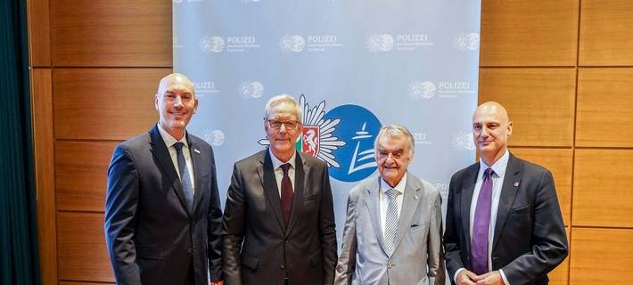 (v.l.n.r.) Dortmunder Polizeipräsident Tim Frommeyer, Kölner Regierungspräsident und Polizeipräsident a.D. Gregor Lange, NRW-Innenminister Herbert Reul, Dortmunder Oberbürgermeister Alexander Kalouti.