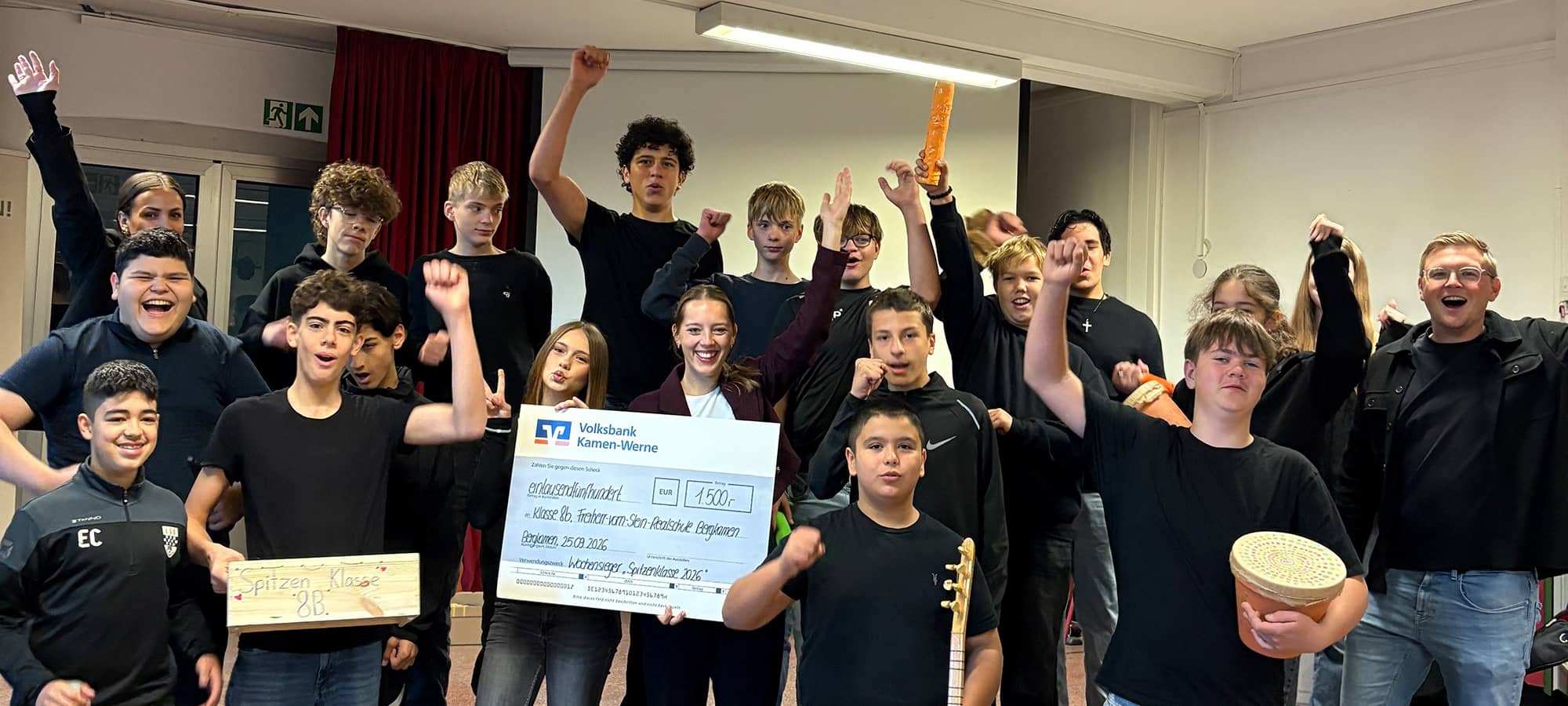 Herzlichen Glückwunsch an die 8b der Freiherr-vom-Stein-Realschule in Bergkamen: Ihr habt mit eurem „Klassenhit“ 1.500 Euro für die Klassenkasse gewonnen! Die 24 Schülerinnen und Schüler möchten mit dem Geld ihre Abschlussfahrt unterstützen. Und es geht noch weiter: Die 8b ist automatisch für die Finalrunde qualifiziert - dort warten weitere 15.000 Euro! ? Wir sehen uns in der Finalwoche!