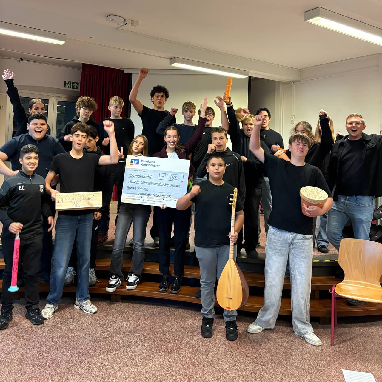 Herzlichen Glückwunsch an die 8b der Freiherr-vom-Stein-Realschule in Bergkamen: Ihr habt mit eurem „Klassenhit“ 1.500 Euro für die Klassenkasse gewonnen! ?? Die 24 Schülerinnen und Schüler möchten mit dem Geld ihre Abschlussfahrt unterstützen. Und es geht noch weiter: Die 8b ist automatisch für die Finalrunde qualifiziert - dort warten weitere 15.000 Euro! ? Wir sehen uns in der Finalwoche!