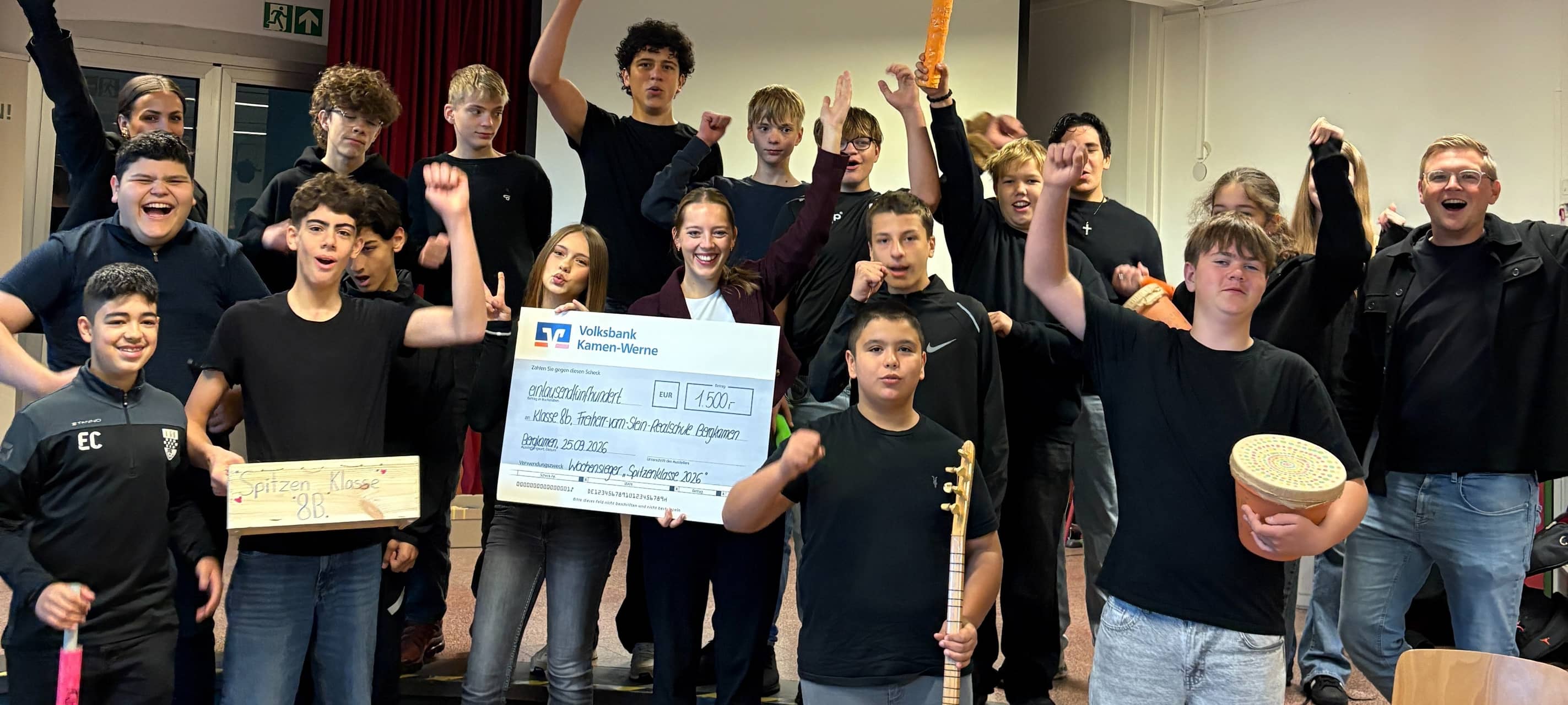 Herzlichen Glückwunsch an die 8b der Freiherr-vom-Stein-Realschule in Bergkamen: Ihr habt mit eurem „Klassenhit“ 1.500 Euro für die Klassenkasse gewonnen! ?? Die 24 Schülerinnen und Schüler möchten mit dem Geld ihre Abschlussfahrt unterstützen. Und es geht noch weiter: Die 8b ist automatisch für die Finalrunde qualifiziert - dort warten weitere 15.000 Euro! ? Wir sehen uns in der Finalwoche!