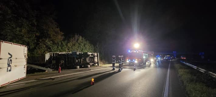 Alleinunfall auf der A1: Ein Lkw war in der Nacht zu Mittwoch von der Fahrbahn abgekommen und im Graben auf der Seite zum Liegen gekommen.
