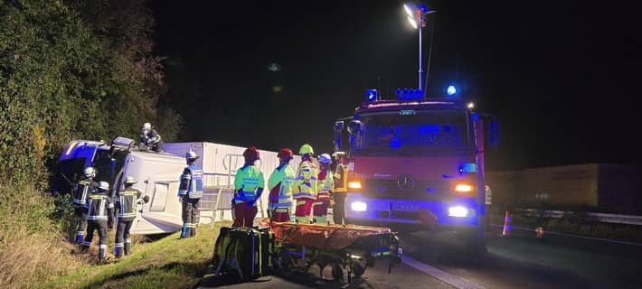 Alleinunfall auf der A1: Ein Lkw war in der Nacht zu Mittwoch von der Fahrbahn abgekommen und im Graben auf der Seite zum Liegen gekommen.