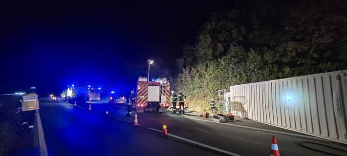 Alleinunfall auf der A1: Ein Lkw war in der Nacht zu Mittwoch von der Fahrbahn abgekommen und im Graben auf der Seite zum Liegen gekommen.