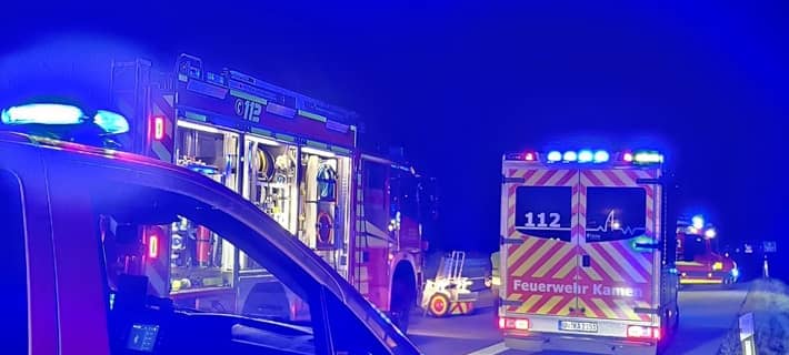 Alleinunfall auf der A1: Ein Lkw war in der Nacht zu Mittwoch von der Fahrbahn abgekommen und im Graben auf der Seite zum Liegen gekommen.