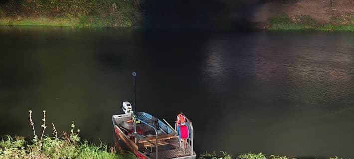Als erste Maßnahmen wurde das Feuerwehrboot welches in Stockum stationiert ist unter der Autobahnbrücke in die Lippe gelassen mit dem Einsatzauftrag die Lippe Flussabwärts zu befahren und nach der vermeintlich vermissen Frau und Hund zu suchen.