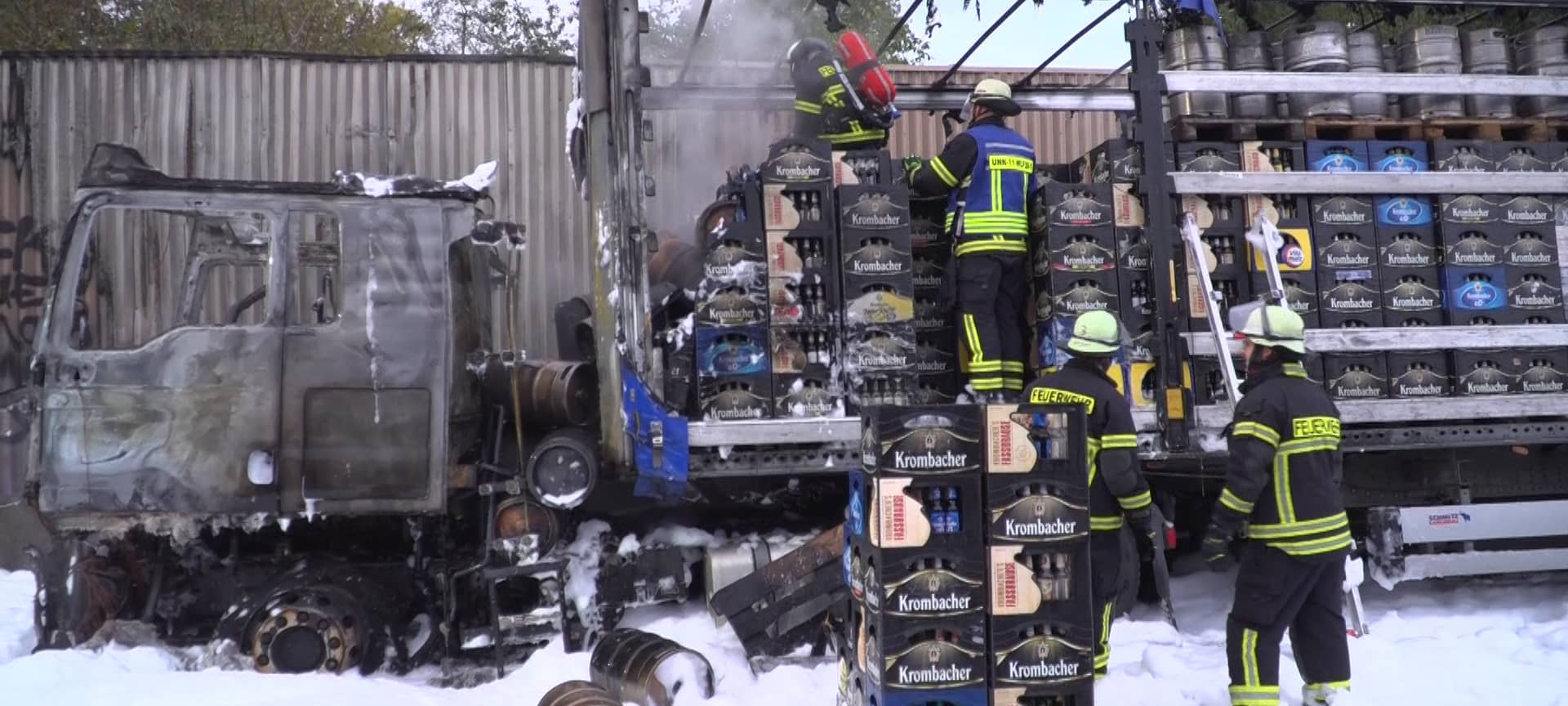 Bierlaster in Flammen: Staus auf A1 bei Unna