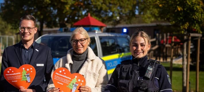 Große Vorfreude auf das Benefizkonzert: Sandra Heller (M.) von der help and hope Stiftung mit Tobias Boccarius und Polizeikommissarin Anna Pfeifer von der Presse- und Öffentlichkeitsarbeit der Polizei Dortmund.