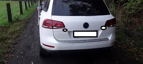 Der weiße VW Touareg wurde am 28.10.2026, zwischen 03:00 Uhr Uhr und 04:30 Uhr mit geöffneter Fahrer- und Beifahrertür auf dem Hohlweg von den Tätern in Fahrtrichtung Klusenweg abgestellt. Bild: PP Dortmund