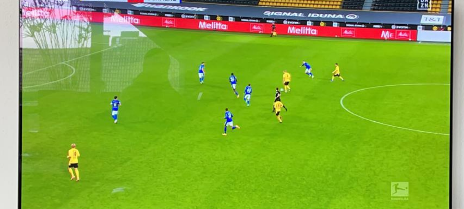 Alles steht still, alles ist im Corona-Lockdown aber die Bundesliga spielt fröhlich weiter. Wir haben uns zwar mittlerweile daran gewöhnt und die Fußballspiele sind eine ganz nette Abwechslung am Wochenende. Trotzdem ist das nicht dasselbe, wie im Stadion.