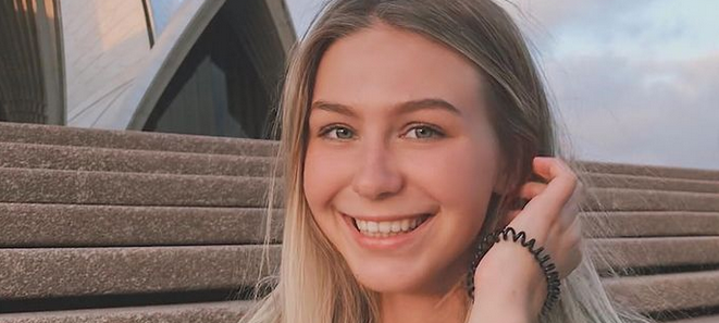 Die 20-Jährige ist zusammen mit ihrem Freund nach Australien geflogen, um dort als Backpackerin zu jobben.