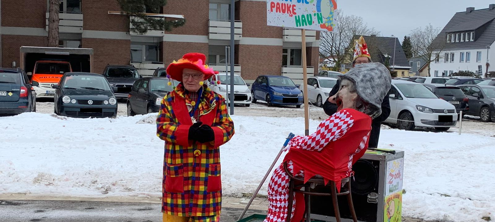 Während in Köln und Düsseldorf am heutigen Rosenmontag (15.02.) nichts läuft, ist Unnas Ober-Jeck Helmut Scherer unterwegs. Auch wenn sein Umzug in diesem Jahr nur rund ums Krankenhaus in Unna geht.