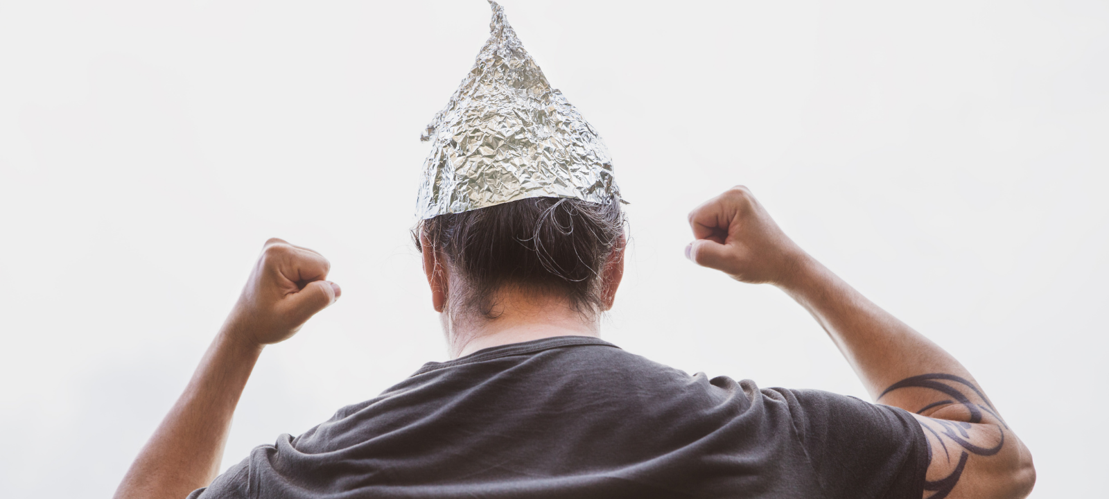 Hauptsächlich entstehen solche Verschwörungen durch bestimmte Veränderungen oder große Ereignisse in der Gesellschaft. Zum Beispiel jetzt durch Corona.