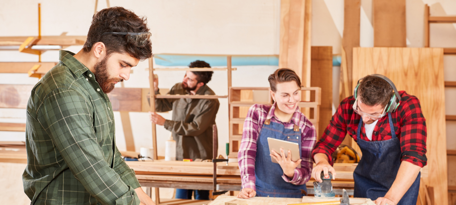 Tischler arbeitet mit Holz.
