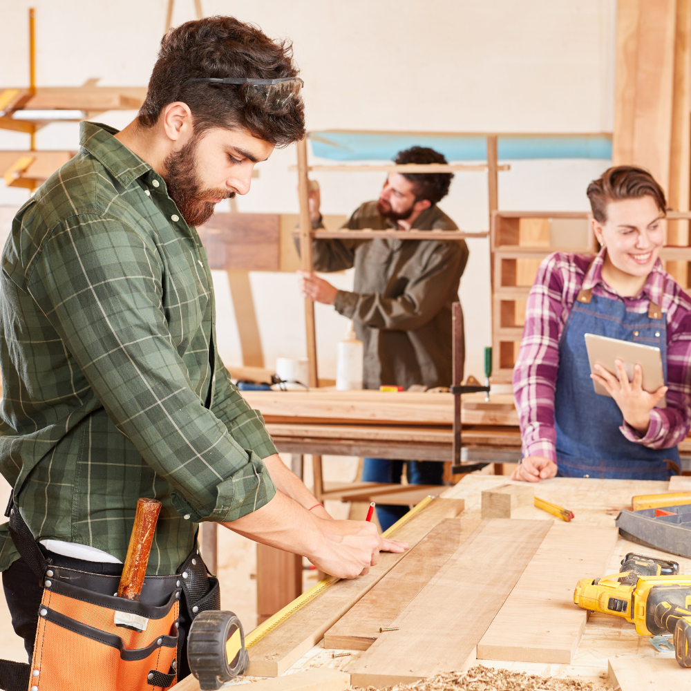 Tischler arbeitet mit Holz.
