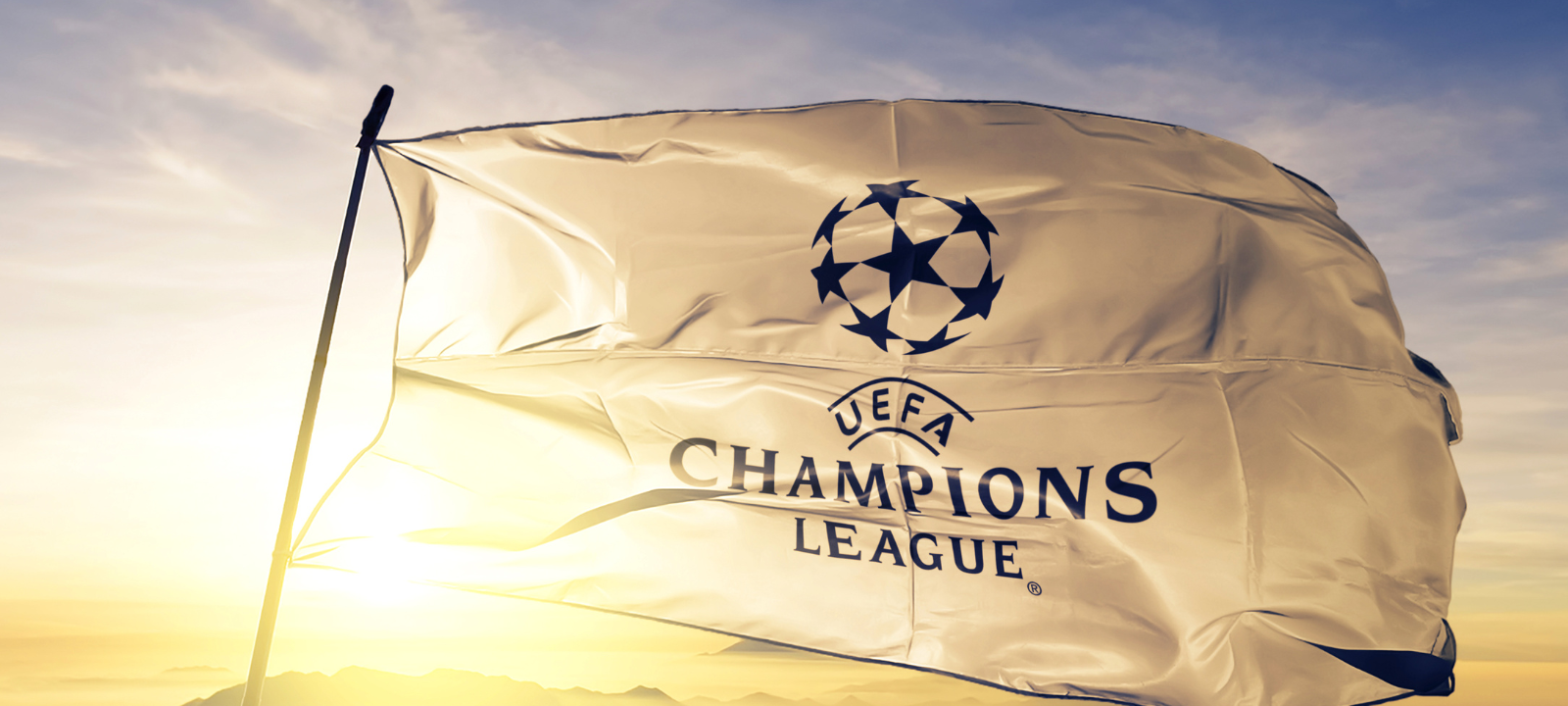 Wehende UEFA Champions League Fahne.