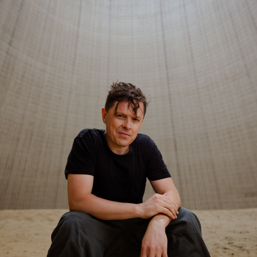 Auf dem Bild ist Künstler und Sänger Michael Patrick Kelly zu sehen