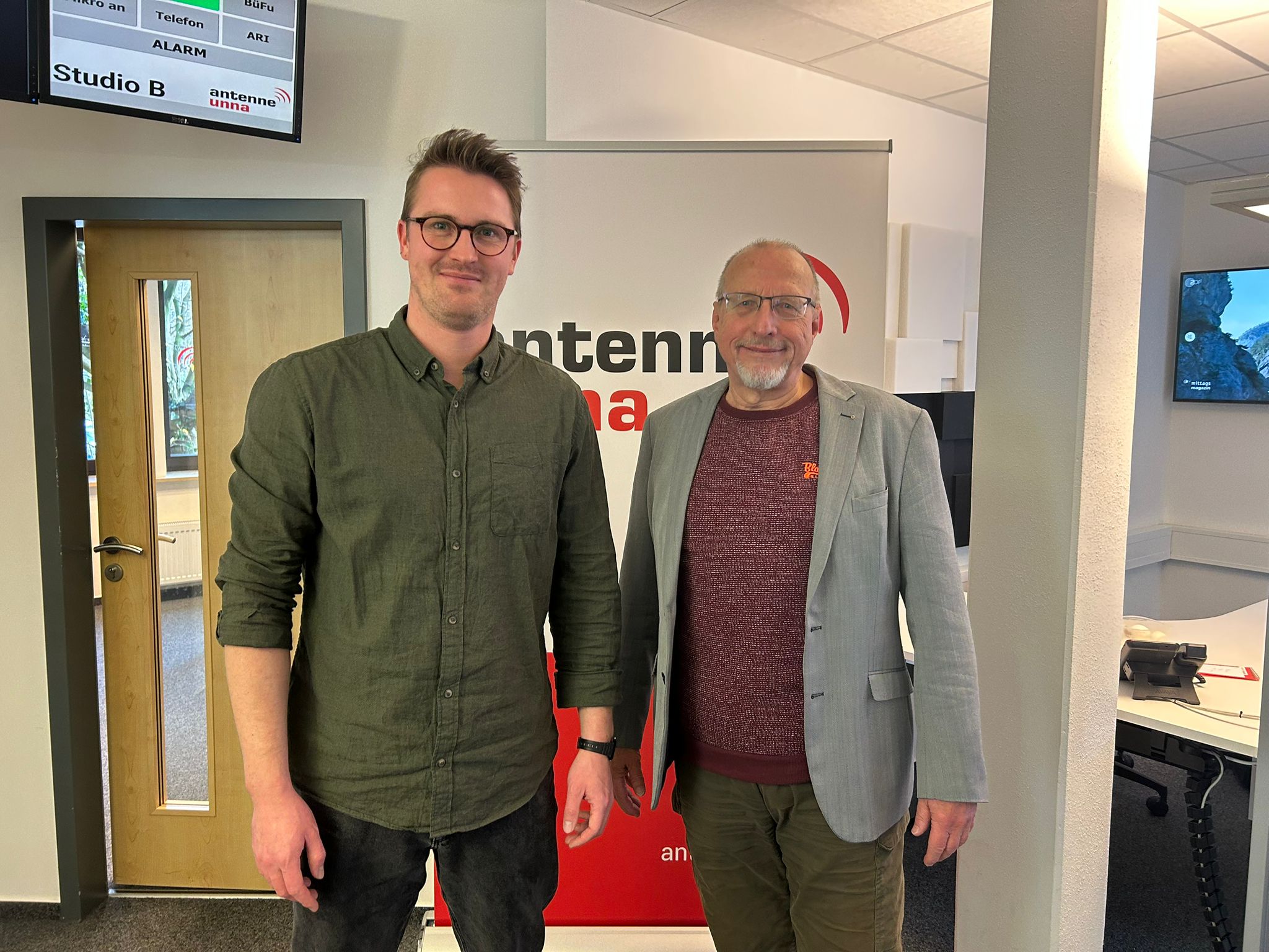 Bergkamens Ex-Bürgermeister Roland Schäfer zu Besuch bei Arwed Karschuck im Studio.